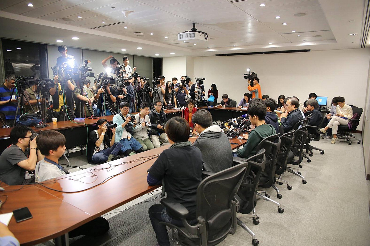 學聯代表周永康等人的回鄉證遭中國註銷，周永康不滿表示，20萬人參與公民抗命，那是否可以註銷20萬人的回鄉證？圖：翻攝自學聯臉書。
