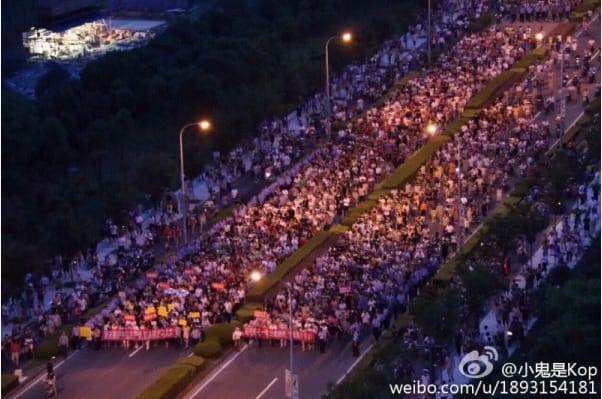 中國上海市金山區近期爆發大規模反興建PX（對二甲苯）化工廠抗議。圖：翻攝自微博