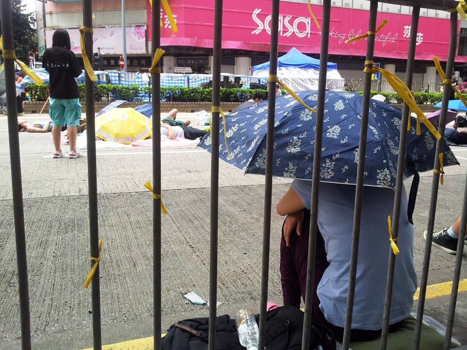 外媒稱之為「雨傘革命」，而港人則自我降低調門稱之為「雨傘運動」。可見港人心裡對北京還是有所忌諱，生怕與北京痛恨的「顏色革命」沾上關係。圖：莊豐嘉/攝