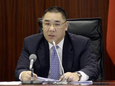 雖然選舉場外有10餘位民眾以跪叩苦行的方式爭取普選，但澳門行政長官（特首）選舉結果31日中午出爐，崔世安(圖)仍連任第4任澳門行政長官。圖：中央社檔案照片