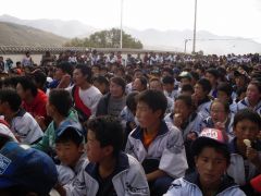 圖片為西藏學生走上街頭，抗議當局的教育改革將讓藏族語言與文化消失。圖片翻攝自由西藏網站