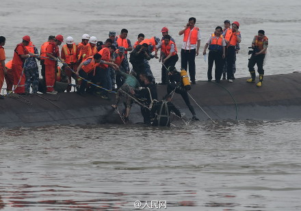 「東方之星」翻船後，乘客張輝漂流10小時後幸運獲救。圖：翻攝自人民網微博
