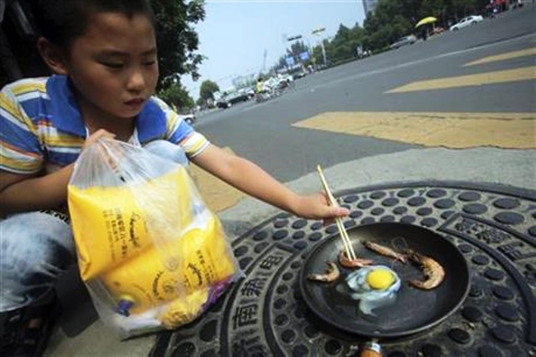 熱！中國熱到人孔蓋上可烤蝦。圖片來源：翻攝自網路。