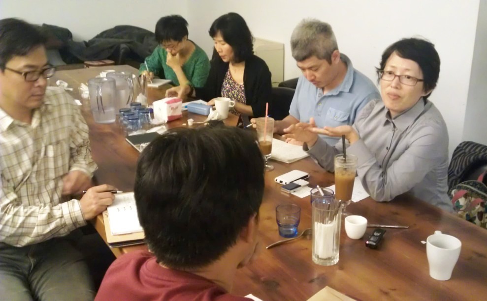 台灣社區大學全國促進會秘書長高如萍(右一)和多位NGO及媒體工作者，和邱建生進行對話，了解中國社區大學的發展。圖片來源:莊豐嘉攝影