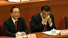 第12屆中國全國人大會議將於本周二(5日)召開，中國國務院總理溫家寶（左）與即將接任總理的李克強（右）3日共同出席大陸全國政協會議開幕式時，比鄰而坐。圖片來源：中央社