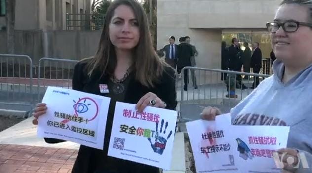 美國華盛頓當地的女權組織，23日赴中國駐美大使館外抗議，聲援遭中國政府逮捕的5名女權人士。圖：翻攝自《美國之音》新聞影片
