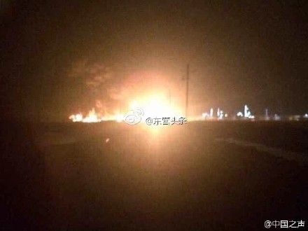 山東東營利津縣刁口化工區31日發生爆炸，熊熊火光高達數十公尺。圖：翻攝中國之聲