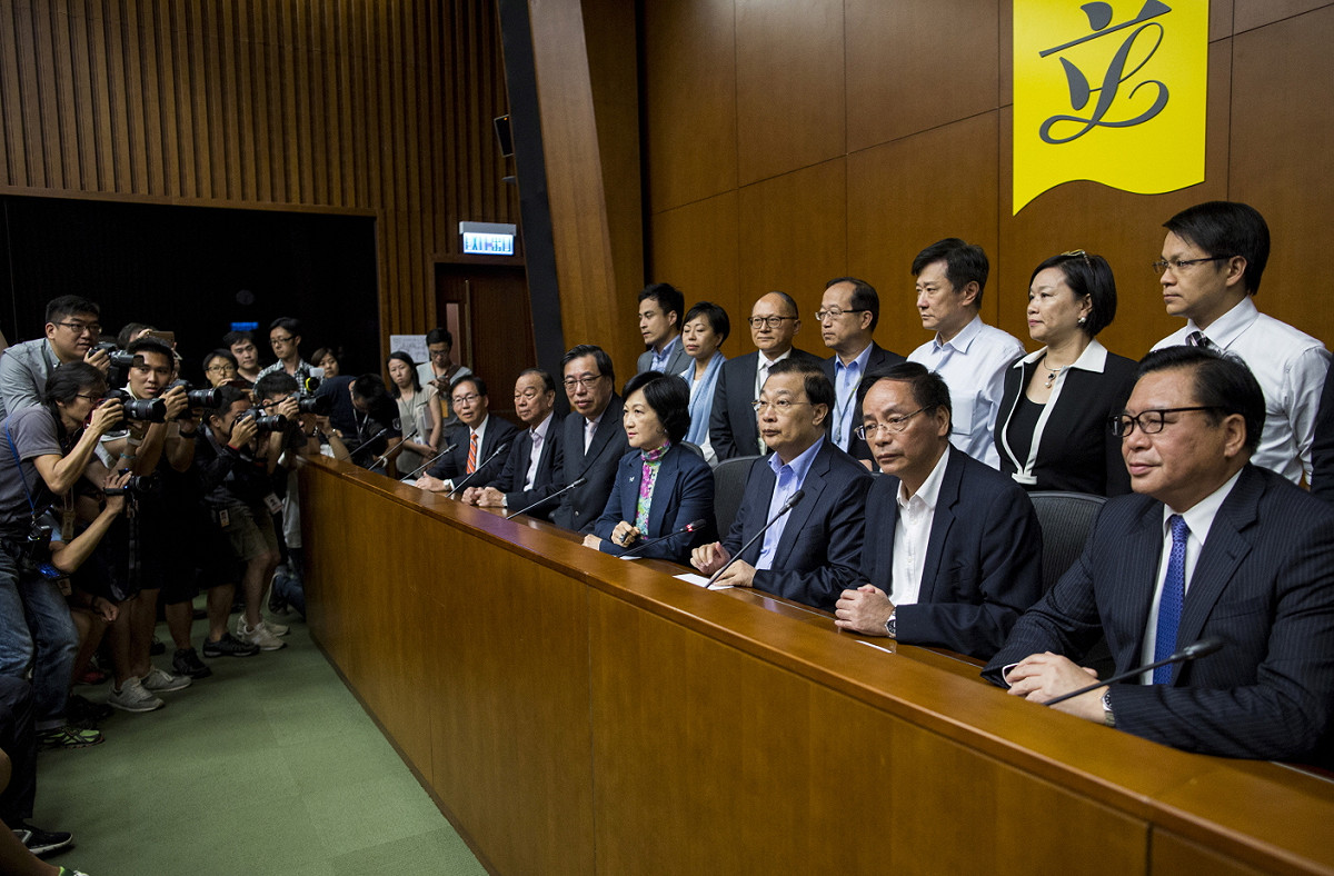 香港政改案未過關，建制派互相批評。圖為18日香港建制派議員在政改方案遭到否決後舉行記者會道歉。圖片來源：達志影像/路透社