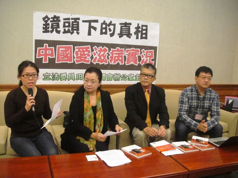 揭露中國愛滋病實況而遭打壓、流亡海外的85歲醫師高耀潔，這個月出版《鏡頭下的真相》，雖然她遠在美國無法參加台灣關愛基金會執行長林郁修等人為她舉辦的新書介紹會，但她仍呼籲更多人關注中國的愛滋病問題。圖：王立柔/攝
