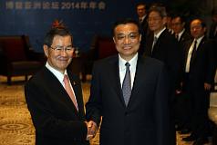 博鰲亞洲論壇2014年會8日登場，前副總統蕭萬長（左）以兩岸共同市場基金會榮譽董事長身分10日在博鰲國賓館，與中國國務院總理李克強（前右）會面。圖：中央社