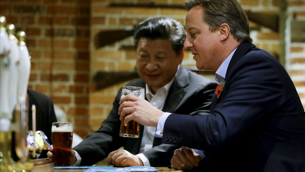 中國國家主席習近平訪英與英國首相卡麥隆在契克斯莊園附近的酒吧小酌談天。圖片來源：達志影像/路透社資料照片