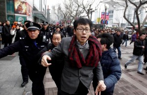 中國網友去年的「茉莉花」抗爭行動遭到公安驅趕。圖片來源：達志影像/路透社資料照片。