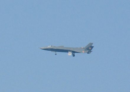 殲-20原型機在空中飛行的照片已出現在中國非官方的軍事網站上。圖片來源：翻攝自網路