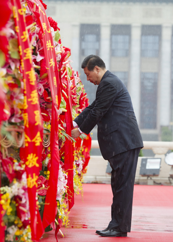 圖為10月1日上午，中國國家主席習近平在北京各界代表向人民英雄紀念碑敬獻花籃。圖：中國官網