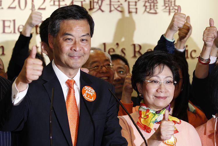 2012年香港特首選舉，結果由梁振英當選。圖為梁振英與妻子。圖片來源：達志影像/路透社。