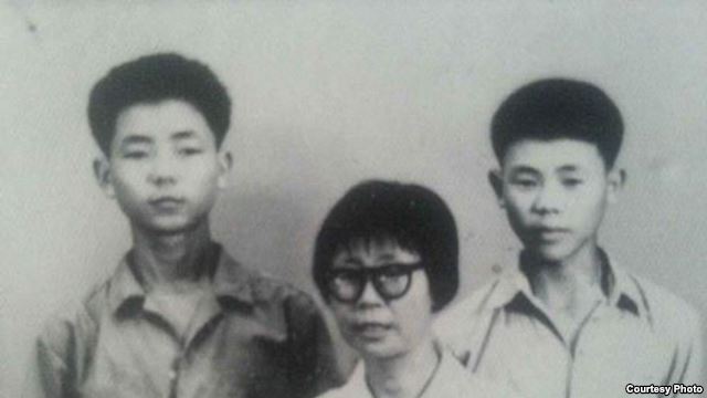 六四學運領袖熊焱（右）少年時與母親、兄長合影，如今與最愛的母親天人永隔。圖：翻攝美國之音
