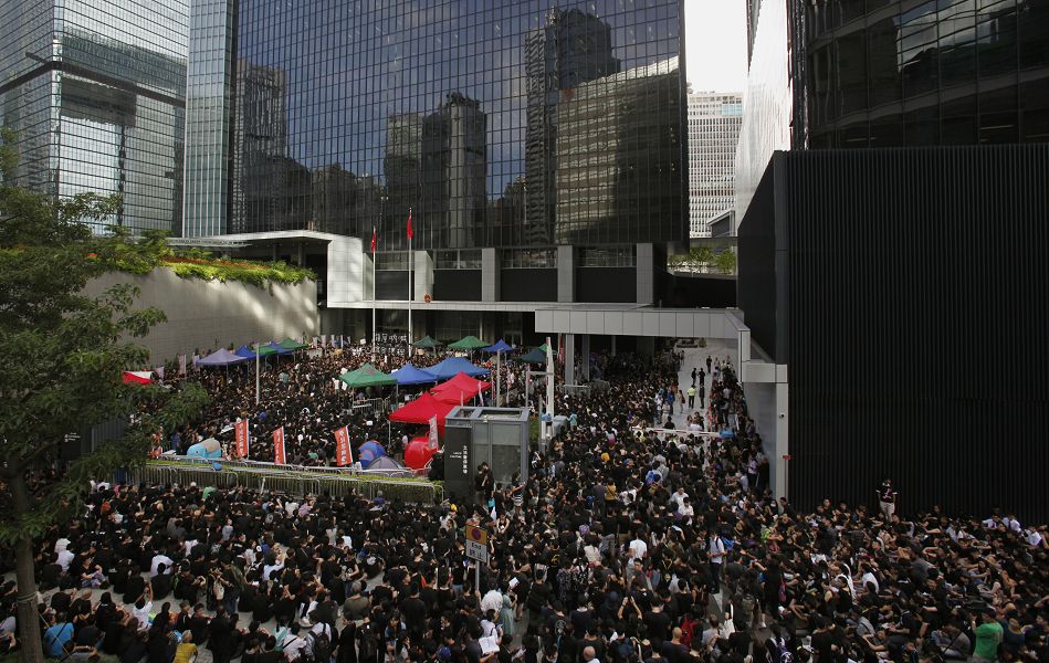 香港反洗腦行動聯盟連續6日展開佔領行動，人潮聚集於港府總部前，圖為3日的抗議情形。圖片來源：達志影像/路透社。
