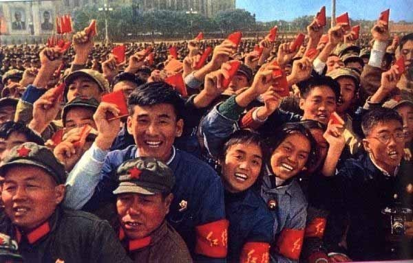1966年6月1日，《人民日報》發表社論，號召群眾起來「橫掃一切牛鬼蛇神」。自此，中國的中學、大學學生紛紛群起效尤，要揪鬥該單位的「牛鬼蛇神」和「黑幫」。圖:翻攝自網路