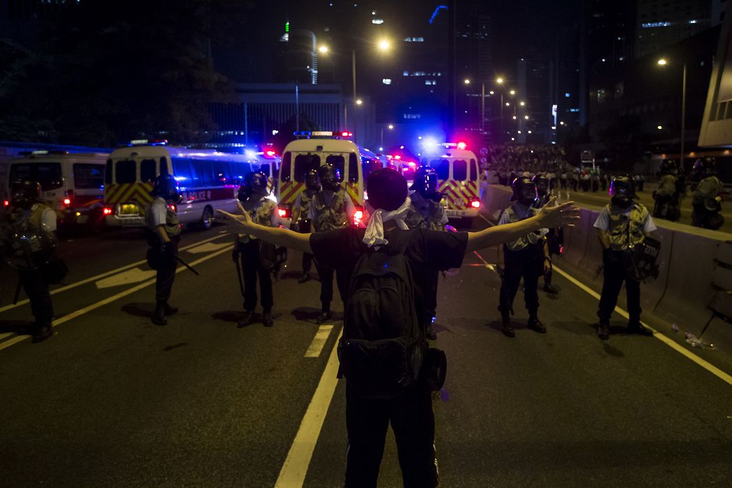 佔中的香港民眾不畏懼的站在鎮暴警察前面。圖片來源：達志影像/路透社。