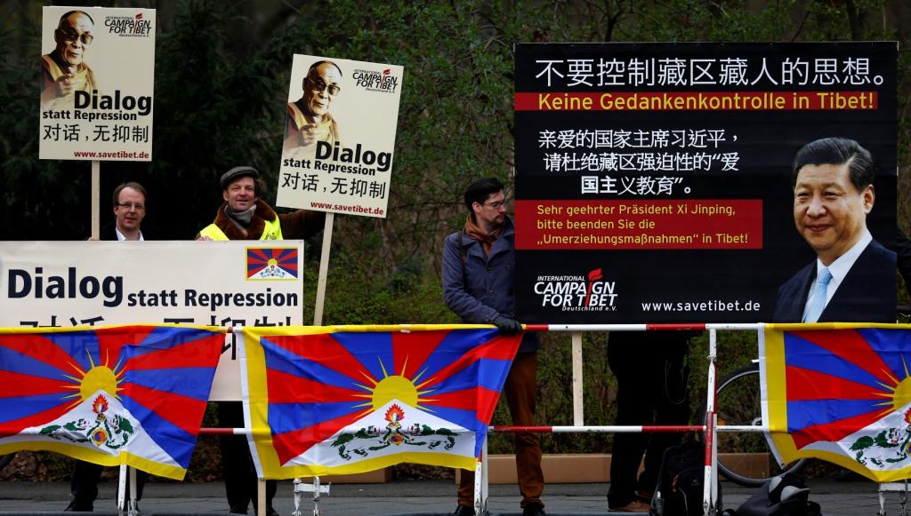 巴黎當局在習近平訪法期間，關閉多個地鐵站以防維安疏漏，不過仍有百名流亡藏人及無國界記者組織發起抗議，批評中共政府打壓人權與言論自由。圖片來源：達志影像/路透社