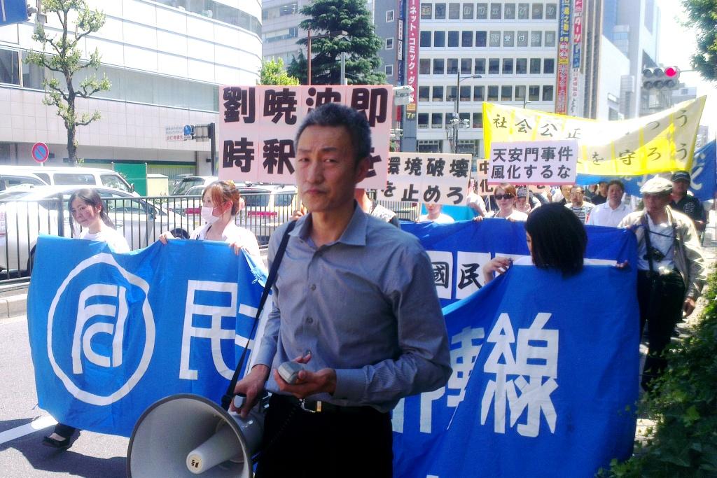 民主中國陣線日本分部理事李松不僅參與六四事件25周年的遊行，而且拿起麥克風帶動喊口號。圖：莊豐嘉/攝