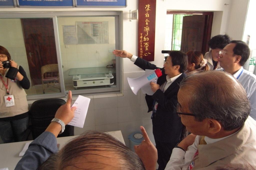 幾乎在每一台灣協助汶川重建工程的建築物中，都可以看到一塊標示著「來自台灣的愛心」的直立匾額。