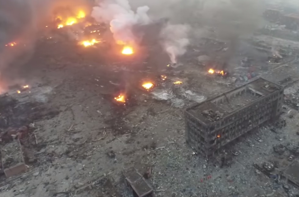 天津濱海新區大爆炸死傷慘重，現場存放大批化學物品，已有生化部隊進駐。圖：翻攝網路