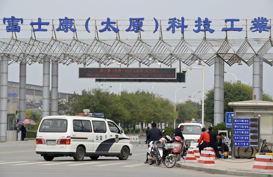 富士康太原廠發生員工集體互毆事件後，24日中國公安在場區警戒。圖片來源：達志影像/路透社。