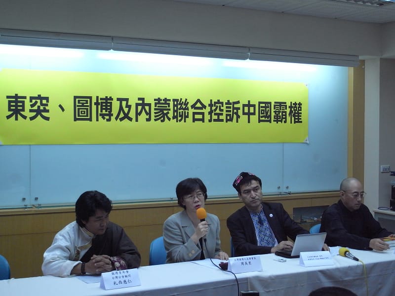 總統馬英九日前拋出兩岸簽署和平協議的議題，台灣圖博之友會25日上午召開記者會指出，和中國簽署和平協議根本是「引狼入室」。圖片:楊宗興/攝
