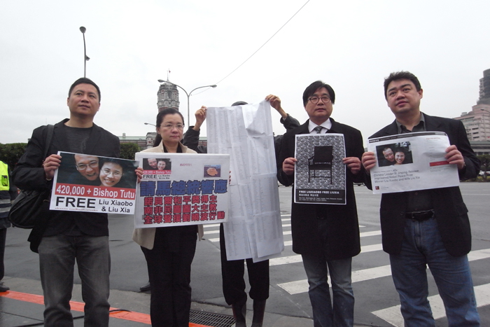 為了呼籲中國當局釋放諾貝爾和平獎得主劉曉波，中國民運人士吾爾開希、王丹等人今（27）日向總統府遞送一份600多人的連署書，要求總統府將呼籲釋放劉曉波的連署書轉交中國政府。圖：楊宗興/攝