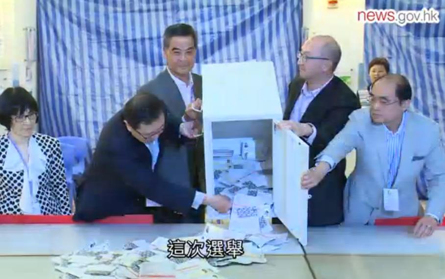 香港22日舉行區議會選舉，投票人數及投票率都創下新高紀錄，香港特首梁振英（中）參與打開票匭的記者會。圖：翻攝香港政府新聞處