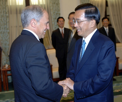 2006年6月29日，李侃如(Kenneth Lieberthal)曾以美國白宮國安會前亞洲事務資深主任身分訪台，拜會時任總統的陳水扁。這位中國問題專家如今每次前往中國，都要小心翼翼，防止行動設備被駭入。(圖片來源:達志影像/路透社。)