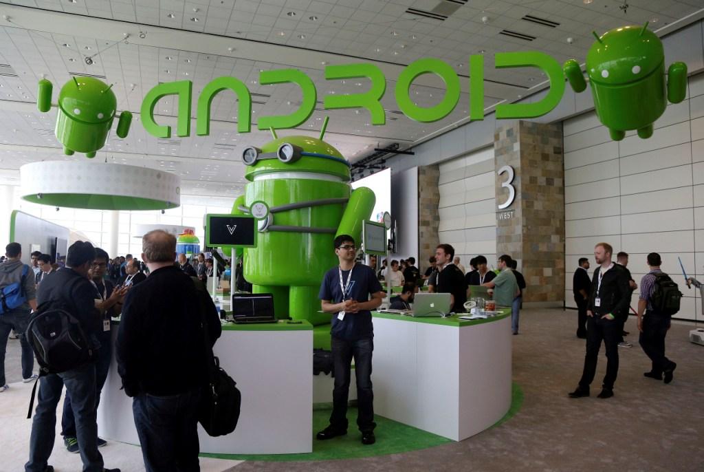 Google遭指控，以低於成本價格的手段向行動設備商販售Android系統的使用費，且強制要求搭載Google相關服務。圖為2013年google在洛杉磯的Android展覽區，圍滿許多訪客。圖片來源：達志影像/美聯社