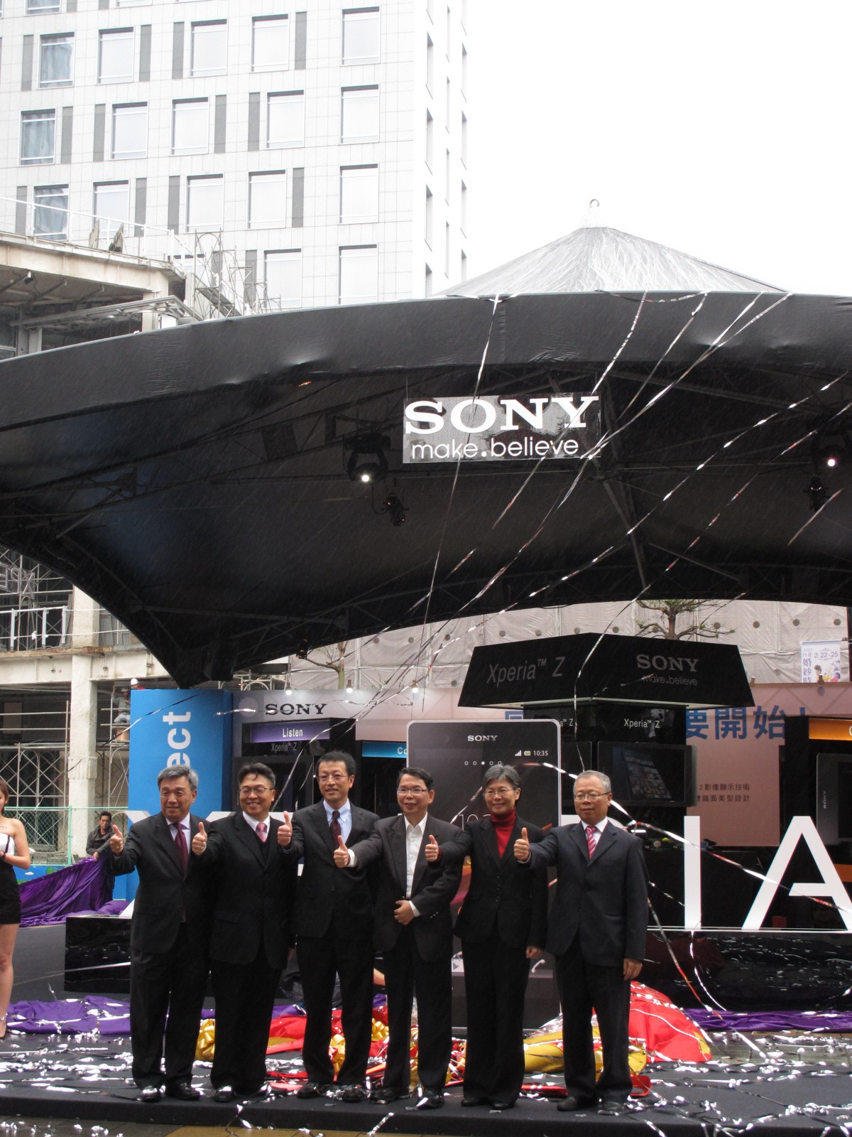 台灣4大電信商搶賣Xperia Z，全部出席發表會，發表會當時正在下雨，似乎也呼應了「防水」這個訴求，各家業者也得抵擋得了下雨才行(如手機訴求的生活防水、1公尺深度30分鐘防水)。圖：胡華勝／攝