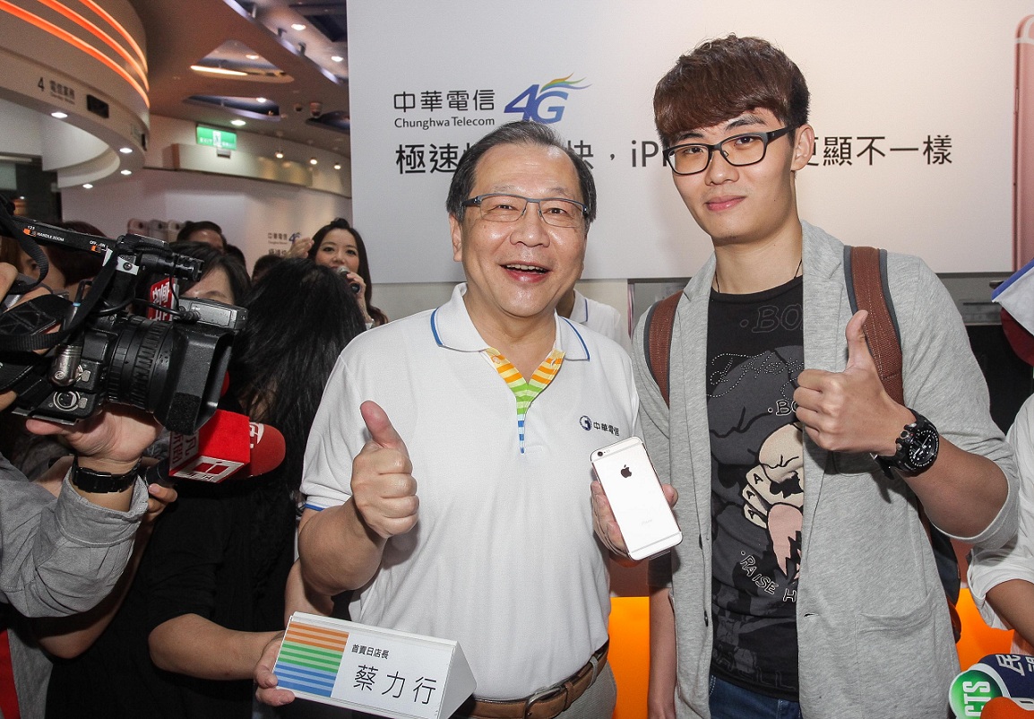 中華電信董事長蔡力行上午8點在信義威秀門市擔任一日店長，加送搶得頭香的蔡同學一支玫瑰金的iPhone 6S。圖：中華電信提供
