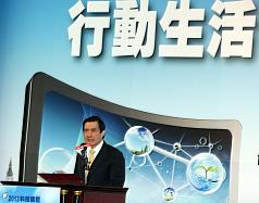 總統馬英九今（27）日出席由《經濟日報》主辦的2013科技論壇時表示，為配合行政院規劃在年底完成4G行動寬頻業務釋照，政府也將陸續提供更多雲端服務，讓民眾對行動生活「有感」。圖：中央社