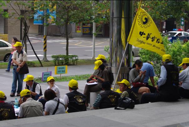 國家通訊傳播委員會(NCC)18日召開電信法修正案公聽會，由於本次修法內容有許多「針對性」的修法，包括中華電信工會與中華電信的中高級主管紛紛在NCC場內外進行抗議與發言。圖為場外抗議畫面。圖片:林靖堂/攝。