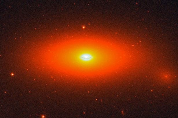 美國天文學家28日宣布，可能發現比過去觀測到都還更大的黑洞「NGC 1277」。圖片來源：翻攝自NASA。