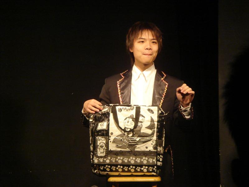 魔術師林浩蔚的「全民玩魔術」團隊，提供了1百篇的免費魔術手法教學。圖片來源：翻攝自林浩蔚部落格