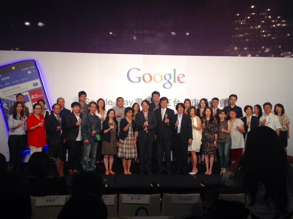 Google Paly書報攤16日在台上市，Google下午與合作出版媒體共同舉香檳慶祝。圖：劉純瑄/攝