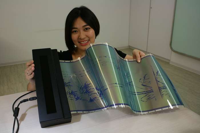 工研院「可重覆書寫電子紙」(i2R e-Paper)只需用「熱」，即可將影像寫在軟性膽固醇液晶面板上。電子紙有300dpi的高解析度，具有記憶功能，不耗電，具環保及可多次使用的優點。圖片來源:工研院提供
