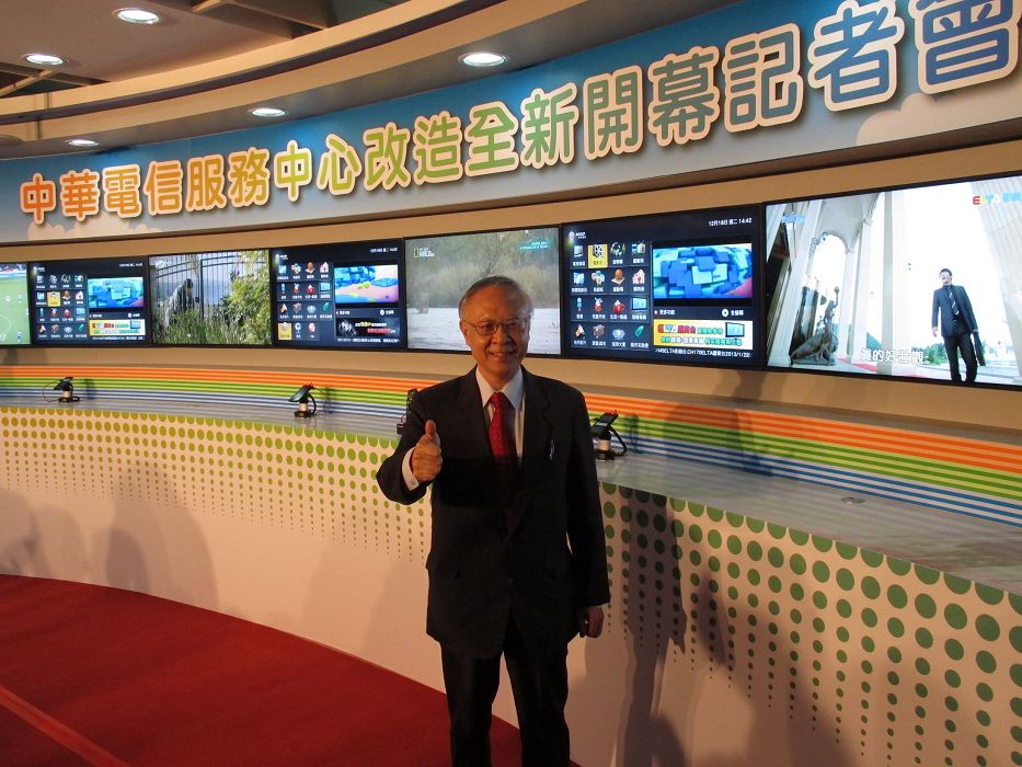 中華電信總經理李炎松在12面60吋LCD電視牆揭開服務中心科技化佈置。圖：胡華勝/攝