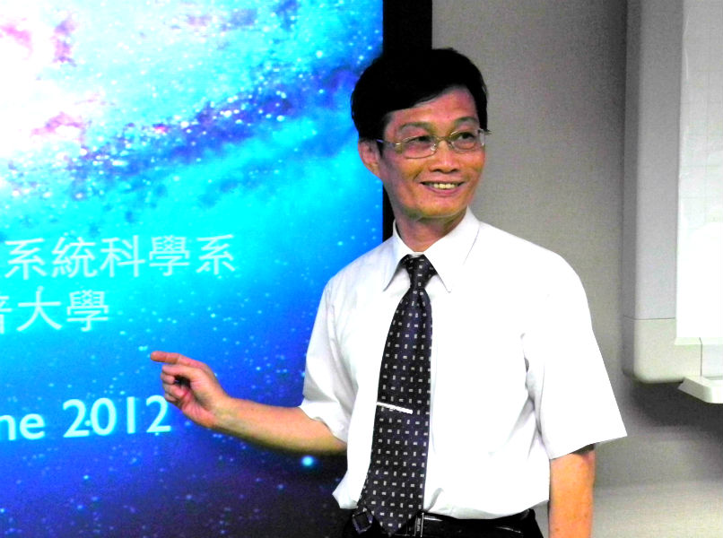 清大工程與系統科學系教授陳福榮發展出呈現原子3D結構的理論，這項研究不但登上國際期刊，也將實際應用在生醫與材料領域。圖：劉芮菁/攝。
