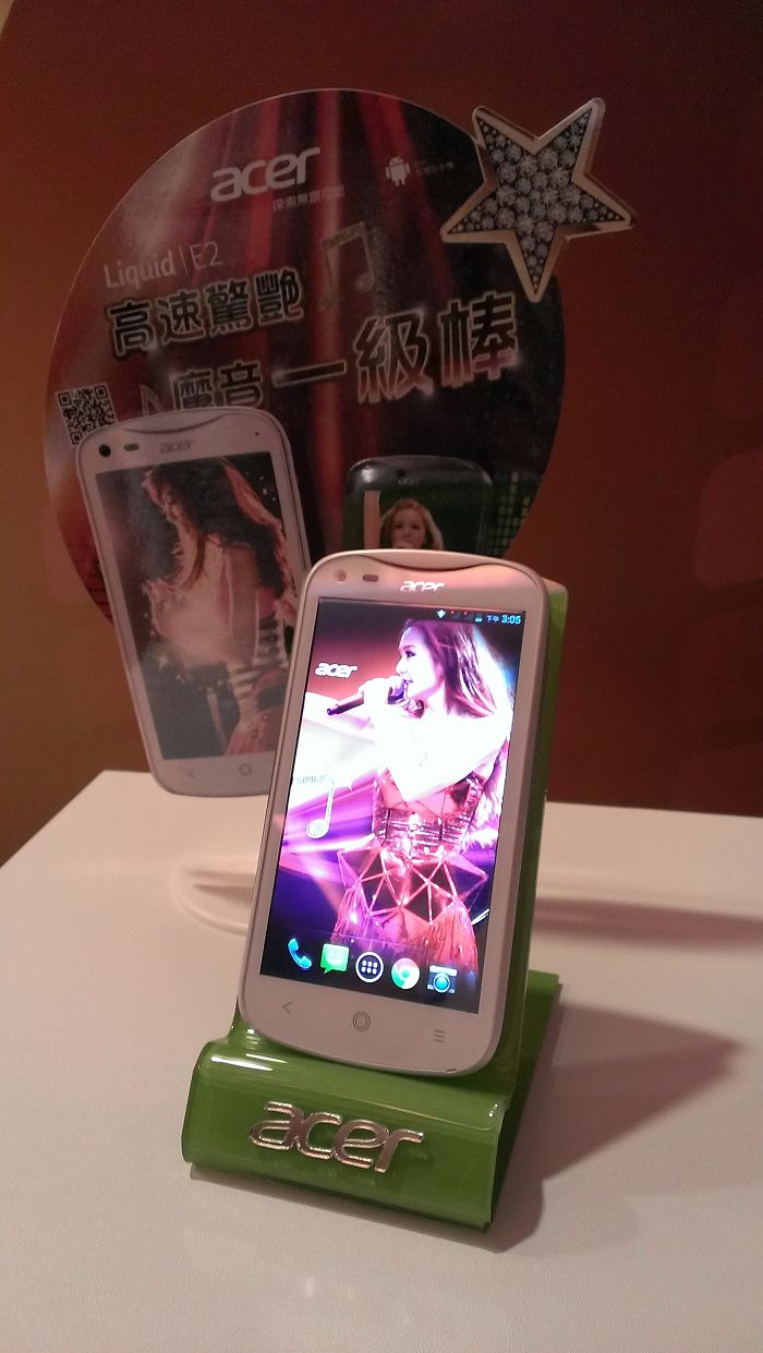 宏碁將微笑曲線放進手機設計，也請來台灣電音天后謝金燕代言手機。圖：胡華勝/攝