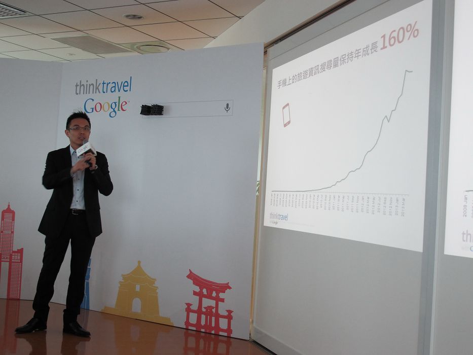 Google台灣總經理陳俊廷分享2013年台灣消費者旅遊搜尋行為與趨勢，消費者利用手機查詢的比例大幅成長。圖：胡華勝/攝