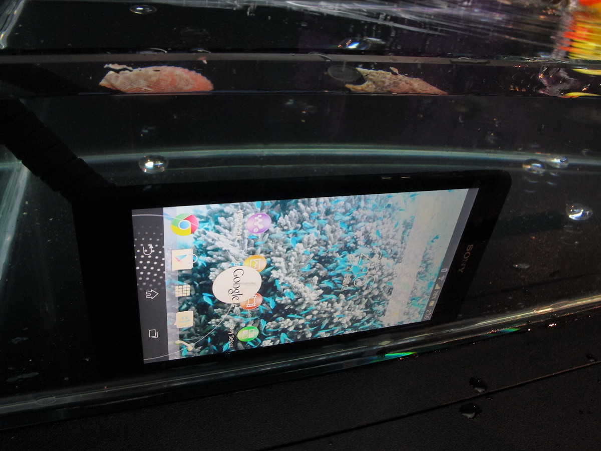 Xperia Z訴求防水IP55/57，業者解釋這個防水能力相當於在1公尺深度，可以具備30分鐘防水能力。圖：胡華勝／攝