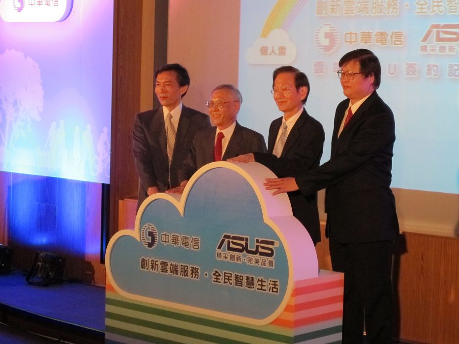 中華電信、華碩2家千萬用戶跨產業合作雲端服務，未來兩家用戶都可以使用對方的雲端內容。圖中人物由左至右分別是華碩電腦總裁曾鏘聲、中華電信董事長李炎松、華碩電腦董事長施崇棠及中華電信總經理石木標。圖：胡華勝/攝