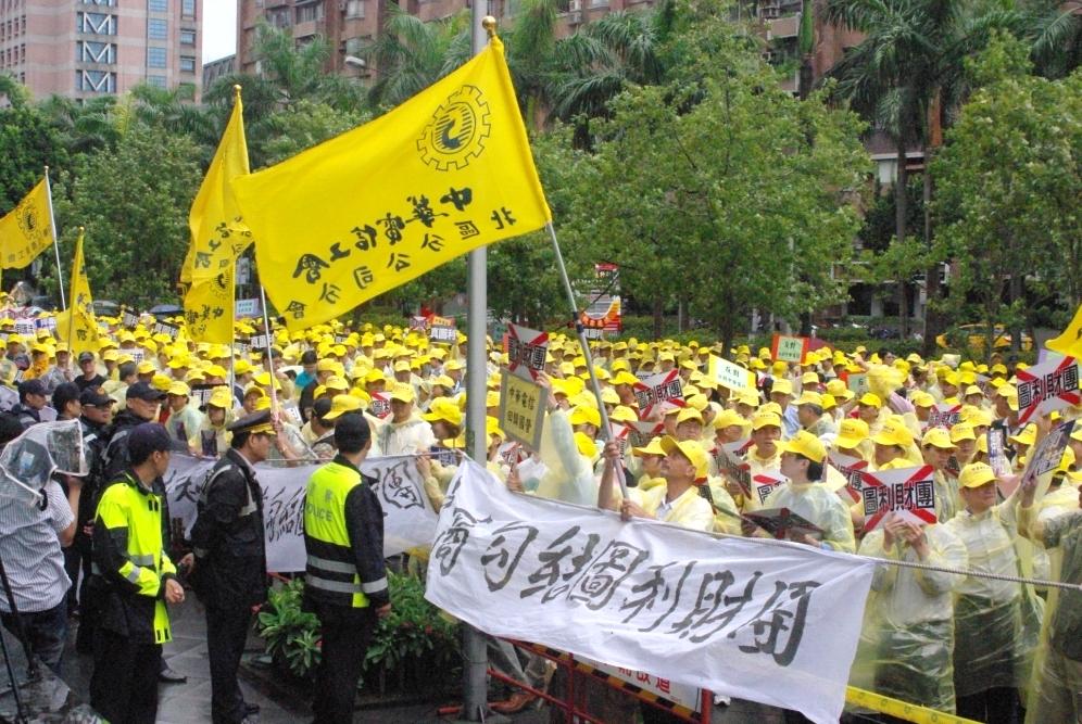 NCC上週三(25日)正式通過電信法修正草案，除要求中華電信「開放最後一哩」，也放入業務功能分離條款，將固網業務自被主管機關認定為市場主導者的電信業者獨立出來。此一修法，引發中華電信反彈，今(31)日中華電信工會發動近千人抗議。圖:林靖堂/攝。