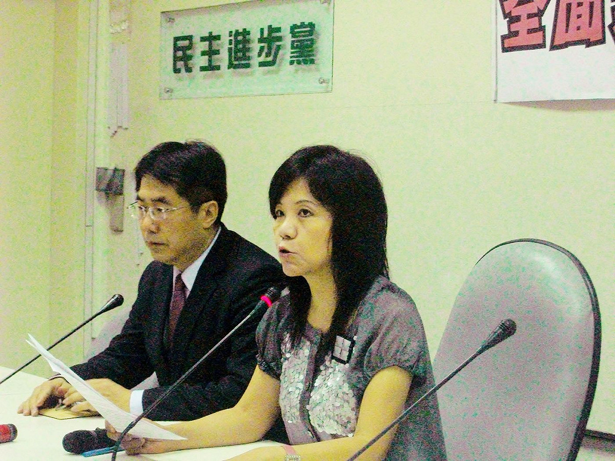 民進黨立委葉宜津、黃偉哲今（18）日上午召開記者會批評《電信法》、《國家安全法》等2項修正草案如同「開民主倒車」、「網路戒嚴」。圖：涂鉅旻/攝