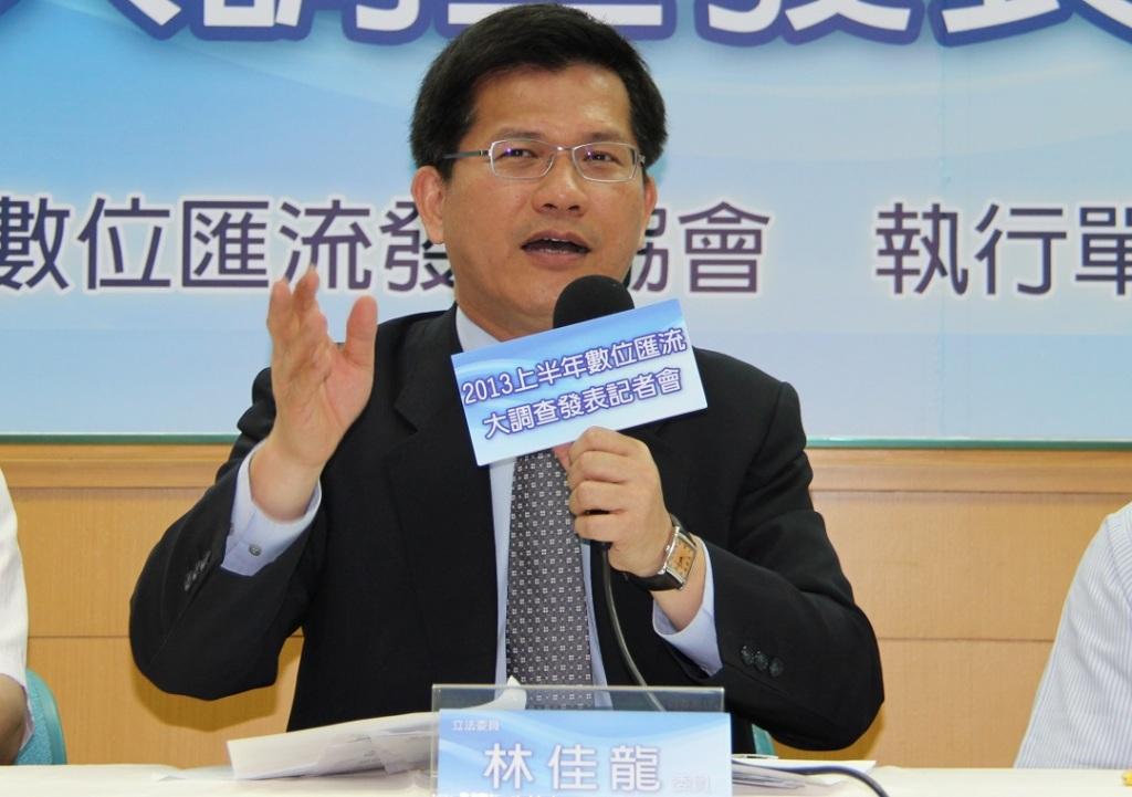 現任立委前新聞局長林佳龍，在台灣數位匯流發展協會召開之記者會上，針對1年過去但了解數位匯流含意的民眾沒有增長的部分，批評政府沒在做事。
圖：黃朝郁/攝